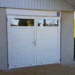 Openslaande garagedeur wit met ramen