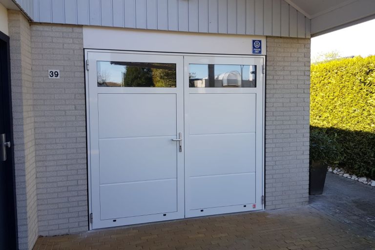 Openslaande garagedeur wit met ramen